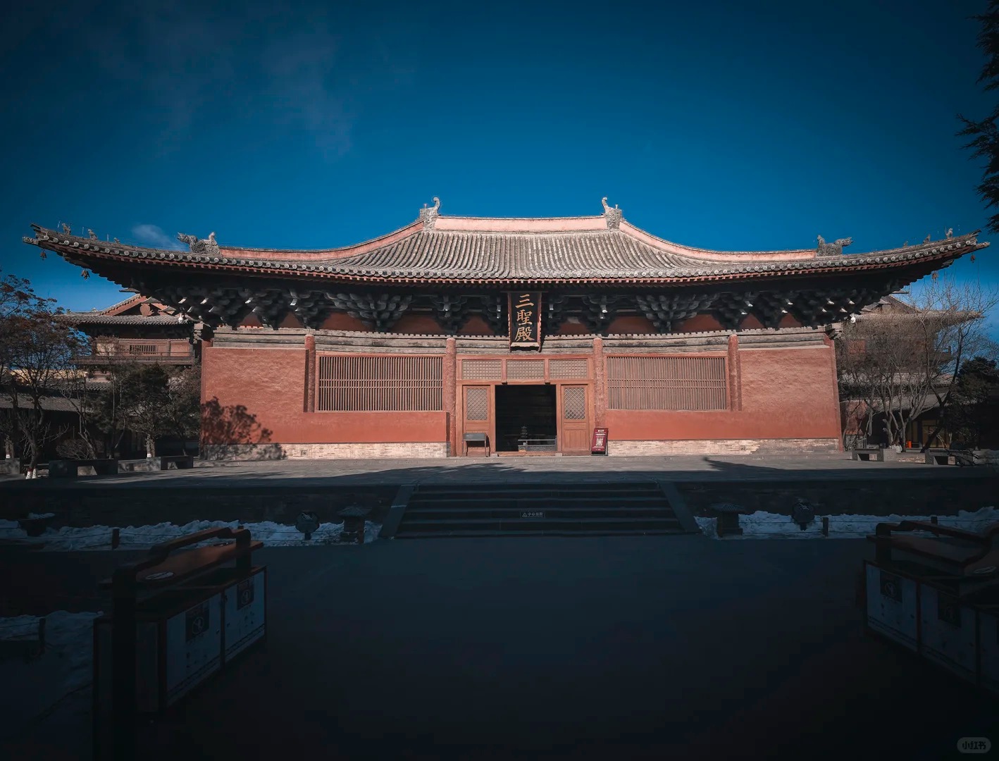 古建屋顶与立面夜景